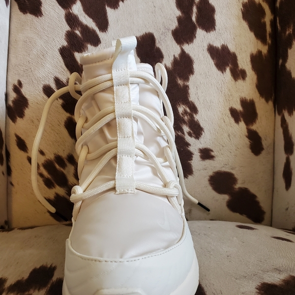 Cream nike tanjun boots - Picture 2 of 5